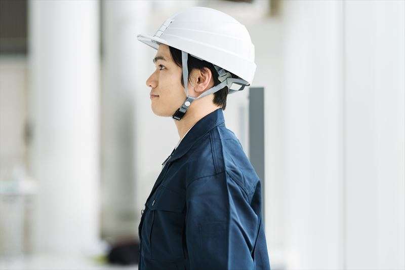 作業用ヘルメットの正しい着用方法